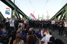 Vádemelési javaslattal zárult az áprilisi hídfoglalás miatt kihallgatott tüntetők elleni nyomozás
