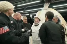 Kinyitották az űrkapszulát, kiszálltak az űrhajósok
