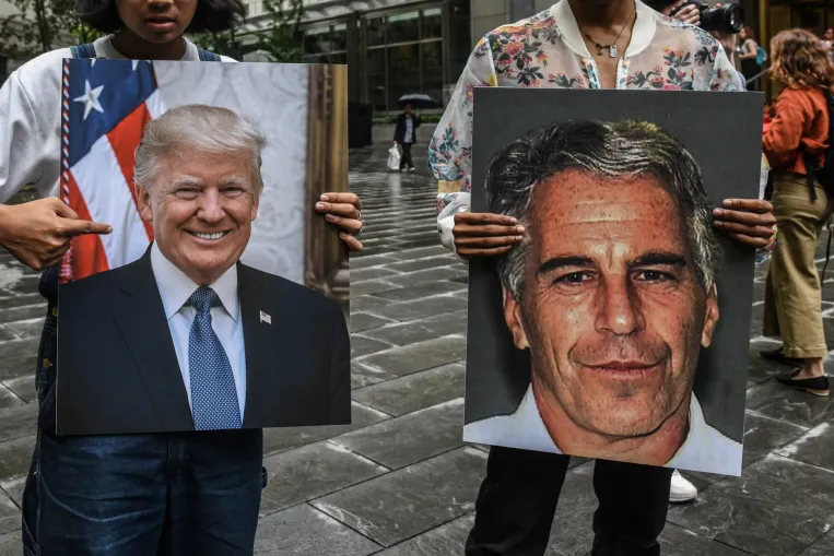 Trump kiverné a követői fejéből az Epstein-ügyet, de csak felfűtötte a konteókat