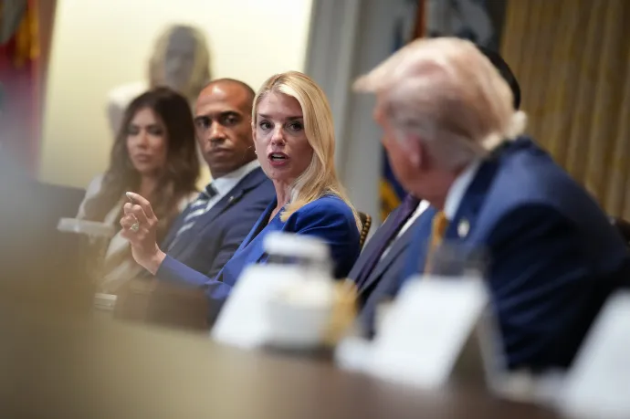 Donald Trump amerikai elnök hallgatja, ahogy Pam Bondi igazságügyi miniszter beszél a kabinet ülésén a Fehér Házban Washingtonban 2025. július 8-án – Fotó: Andrew Harnik / Getty Images