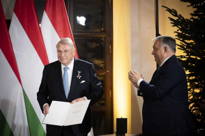 A Miniszterelnöki Sajtóiroda által közreadott képen Orbán Viktor kormányfő, miután átadta a Magyar Érdemrend középkeresztje kitüntetést Klaus Mangoldnak, a Mangold Consulting GmbH tulajdonos-ügyvezetőjének, a DaimlerChrysler AG igazgatótanácsa egykori elnökének a Karmelita kolostorban 2024. december 5-én.Fotó: MTI/Miniszterelnöki Sajtóiroda/Benko Vivien Cher