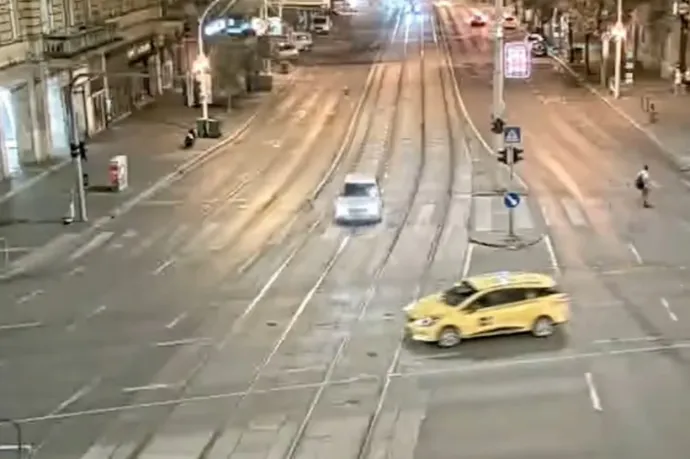 Rendőrök elől menekülve kapott telibe egy taxist egy vezetéstől eltiltott sofőr Budapesten