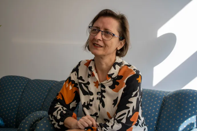 Az első emelet kisebb szobájában Deme Ilona pszichológus fogadja a klienseit, a szomszédos nagyobb teremben pedig a jógaórákat tartják – Fotók: Farkas Kriszta / Transtelex