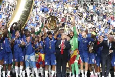 Trump azt mondta, hogy a Chelsea a klubvilágbajnoki trófea másolatát kapta, az eredeti nála van