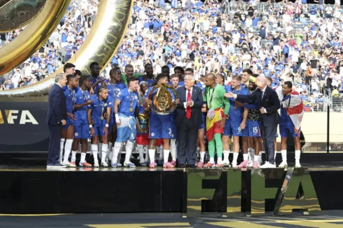 Trump azt mondta, hogy a Chelsea a klubvilágbajnoki trófea másolatát kapta, az eredeti nála van