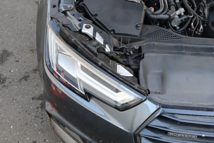 Gyári, de nem eredeti fényszóró – Fotó: Gor-Car