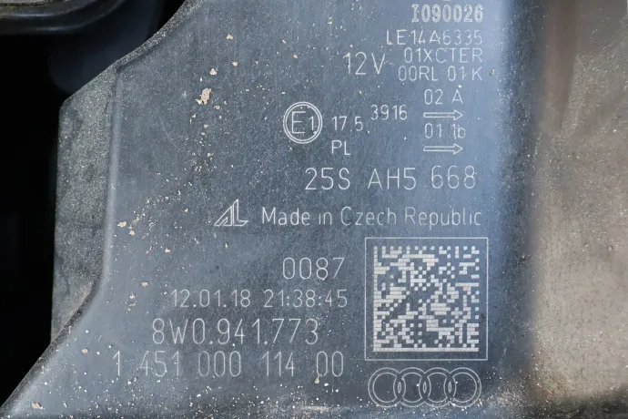A két fényszóró adattáblája, ezek szerint az egyik 2021-es, a másik 2018-as, az autót pedig 2017-ben gyártották – Fotó: Gor-Car