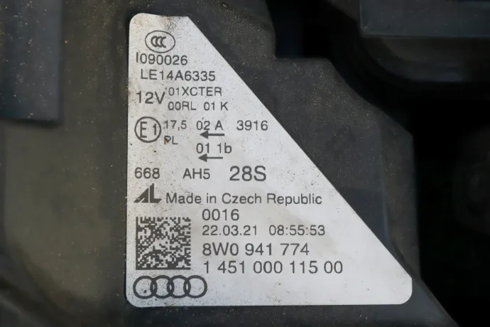 A két fényszóró adattáblája, ezek szerint az egyik 2021-es, a másik 2018-as, az autót pedig 2017-ben gyártották – Fotó: Gor-Car