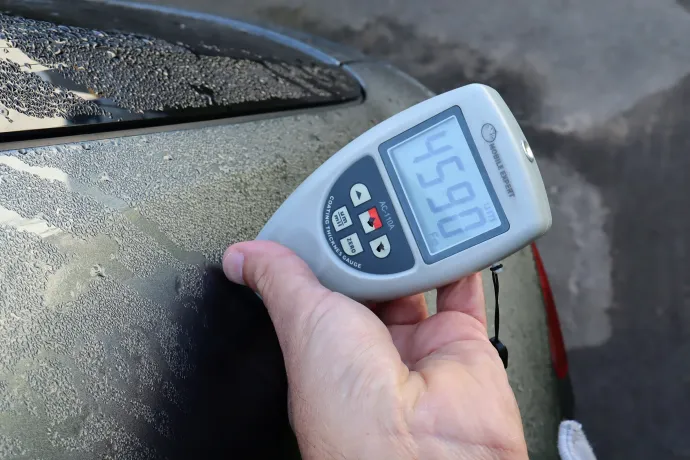 A 110 mikron gyári érték, a 4590 pedig nagyon nem – Fotó: Gor-Car