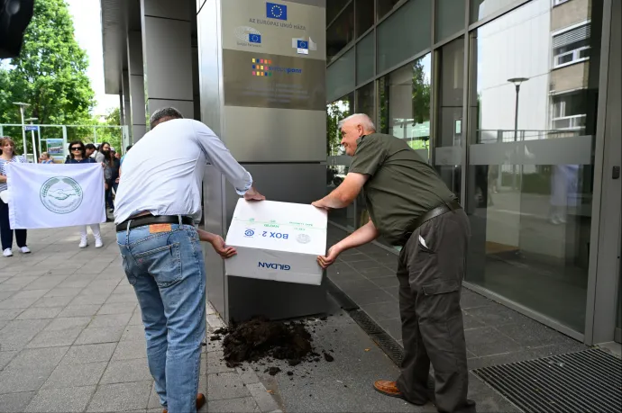 Trágyával tiltakoznak az EU-s költségvetés ellen a gazdák, Orbán radikális ellenállást javasol