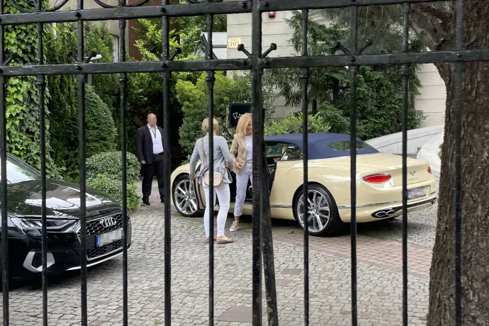 Várkonyi Andrea egymilliós Dolce & Gabbana nadrágban száll ki a százmilliós Bentley Continental GTC-ből – Fotó: Olvasói fotó / Telex