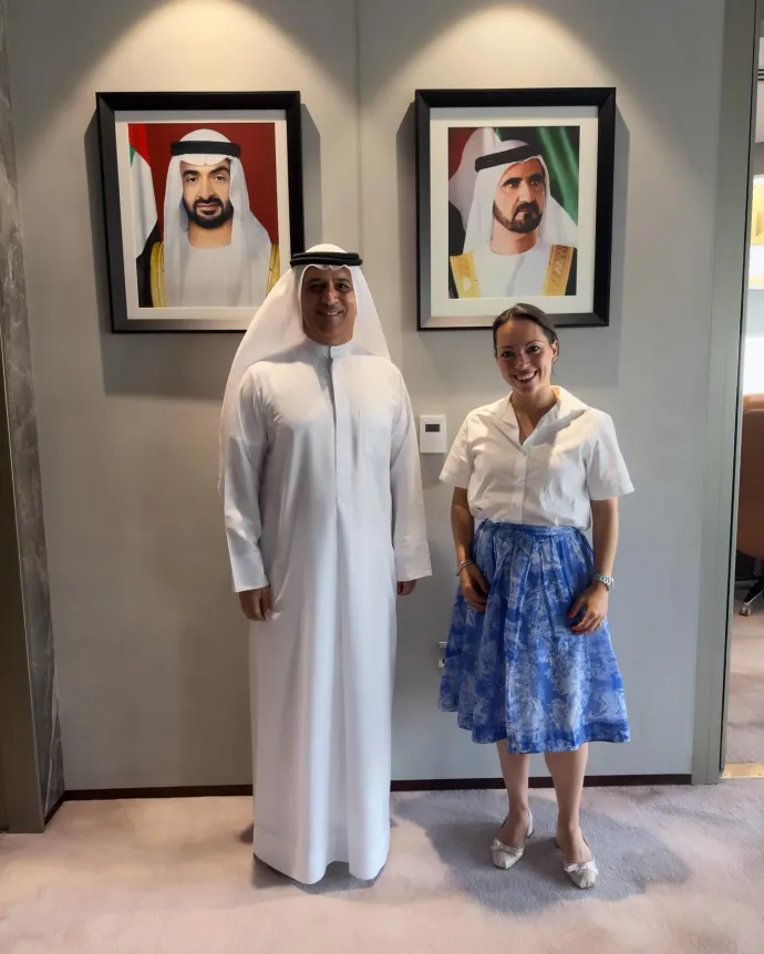 Ami Orbán Ráhel szoknyáját illeti, ő a Dior Dioriviera Toile de Jouy kollekció egymillió forintos darabját viseli a dubaji turisztikai expón – Fotó: Orbán Ráhel / Instagram