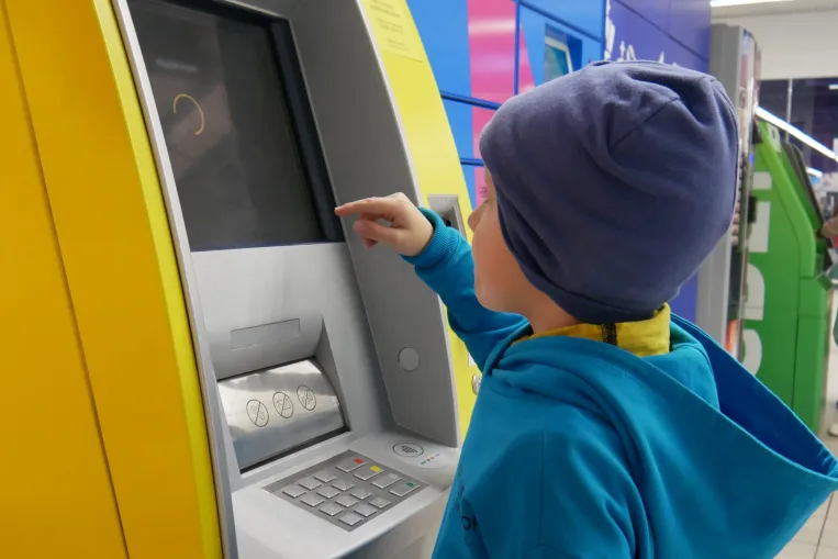 Anyu, apu, most hívott egy bácsi a bankból! – 12 tipp, hogy ne verjék át banki csalók a gyerekét