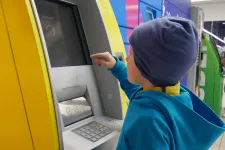 Anyu, apu, most hívott egy bácsi a bankból! – 12 tipp, hogy ne verjék át banki csalók a gyerekét