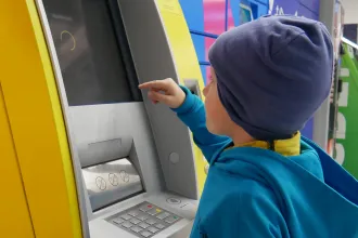 Anyu, apu, most hívott egy bácsi a bankból! – 12 tipp, hogy ne verjék át banki csalók a gyerekét