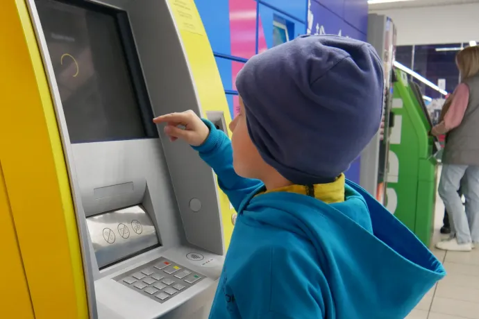 Anyu, apu, most hívott egy bácsi a bankból! – 12 tipp, hogy ne verjék át banki csalók a gyerekét