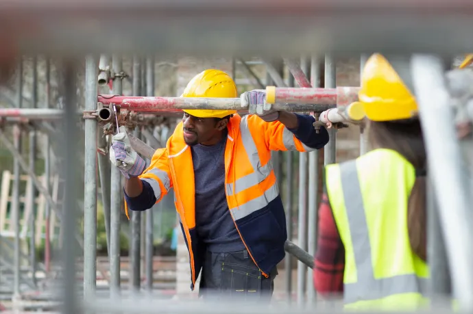 Több mint 42.500 külföldi kapott munkavállalási engedélyt idén Romániában