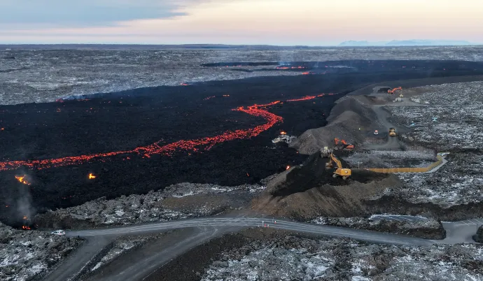 Védőfalat építenek munkások a közelgő lávafolyam miatt az izlandi Reykjanes-félszigeten, Grindavík délnyugati halászváros közelében 2024. november 21-én – Fotó: Anton Brink / EPA / MTI