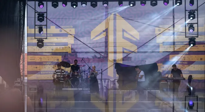 Támogatók, partnerek és Egyfeszt logó a koncert hátterében – Fotó: Győrfi Albert / Gienda Productions / az Egyfeszt Facebook-oldala