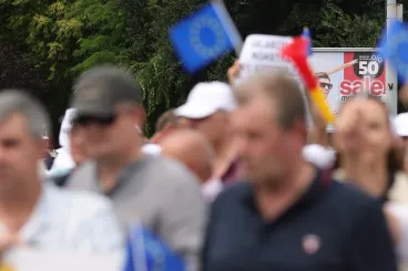 Türelmetlenség, csodavárás és a megszorítások miatti csalódások között fortyog a romániai közérzet