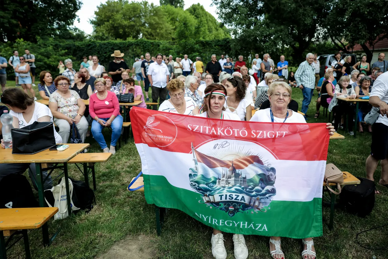 A nyíregyházi Tisza-sziget tagjai Tokajban (balra), és Magyar Péter parolázik híveivel – Fotó: Huszti István / Telex
