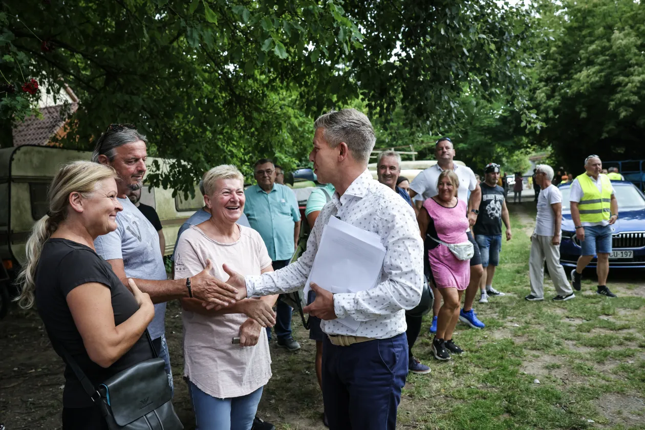 A nyíregyházi Tisza-sziget tagjai Tokajban (balra), és Magyar Péter parolázik híveivel – Fotó: Huszti István / Telex
