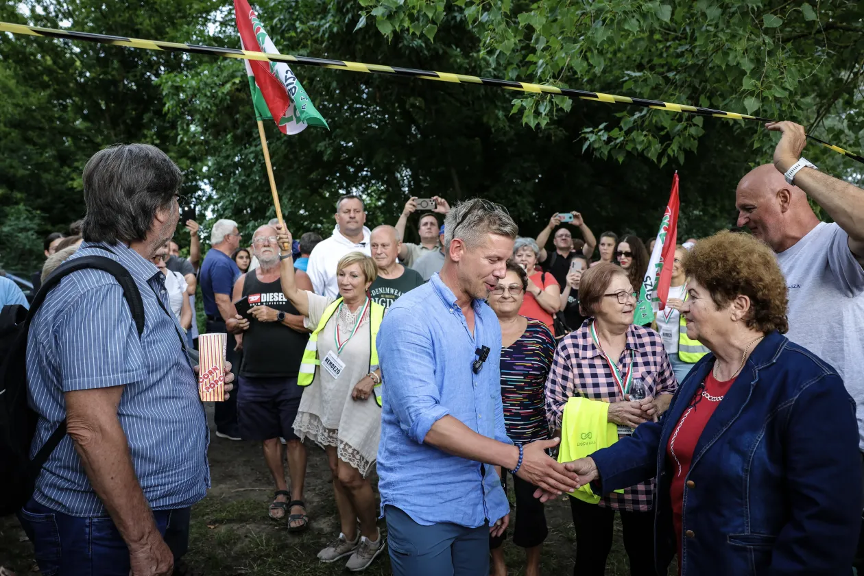 Magyar Péter Tiszalökre érkezik (balra), platón fotózzák őt – Fotó: Huszti Istvan