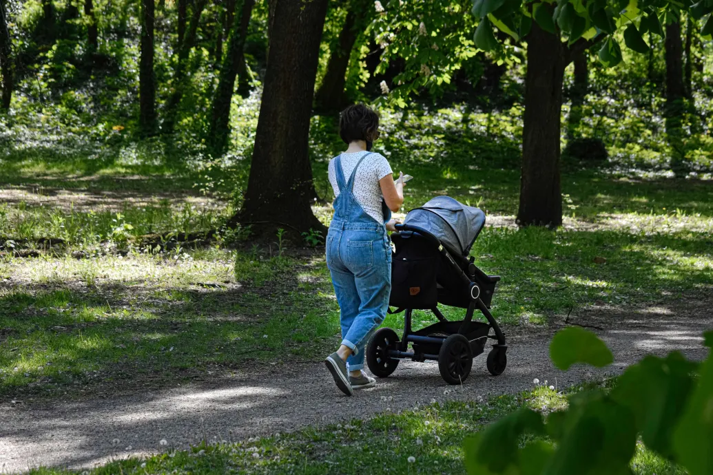 A kormány új rendelete szerint a csecsemőgondozási díj mellett is dolgozhatnak az anyák