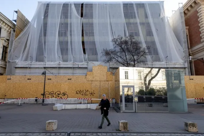 Bontják a Magyar Rádió épületeit Budapest V. kerületében, a Pollack Mihály utcában 2025. március 20-án. A területen a Pázmány Péter Katolikus Egyetem új campusa épül. A Festetics-kert helyén álló korábbi üzemépület is bontás alatt áll. – Fotó: Ajpek Orsi / Telex