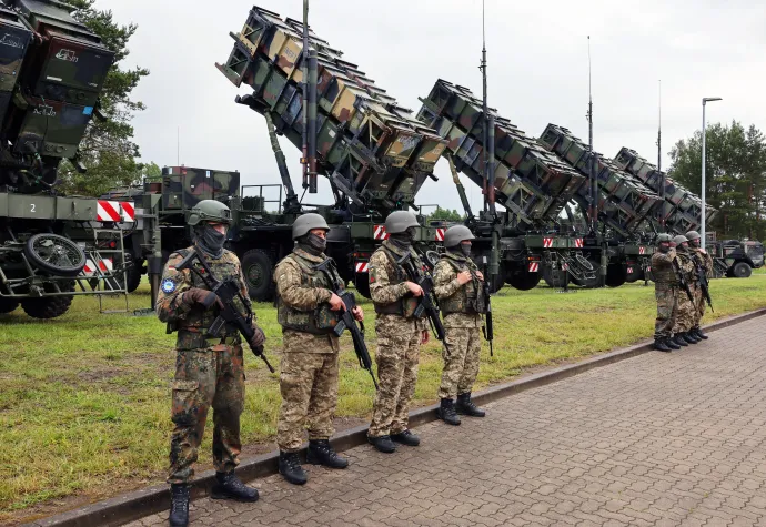 Ukrán és német katonák állnak egy Patriot rakétavédelmi rendszer előtt 2024. június 11-én az Ukrajna támogatására szervezett nemzetközi újjáépítési konferencián – Fotó: Jens Buttner / dpa / AFP