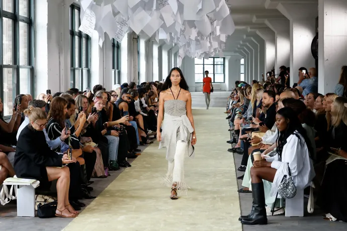 Quannah Chasinghorse modell a Nanushka 2025-ös tavaszi–nyári kollekciójának bemutatóján, a New York-i divathéten, 2024. szeptember 7-én – Fotó: Taylor Hill / Getty Images
