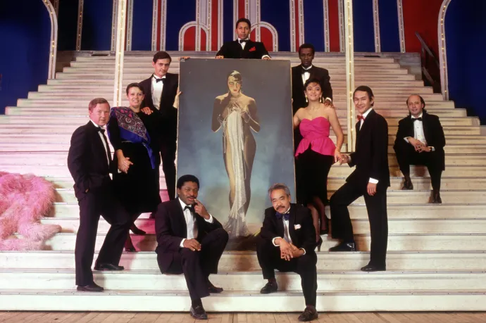 Josephine Baker felnőtt gyerekei anyjuk halála után tizenöt évvel a párizsi Folies-Bergère színházban, az énekesnő tiszteletére rendezett gálán 1990 decemberében – Fotó: Micheline Pelletier / Sygma / Getty Images