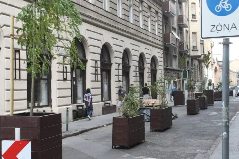 Át kell alakítani a nemrég sétálóutcává változtatott Tűzoltó utcát