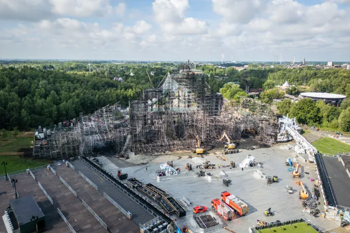 A fesztivál nagyszínpada a tűz másnapján 2025. július 17-én – Fotó: Stringer / BELGA MAG / AFP