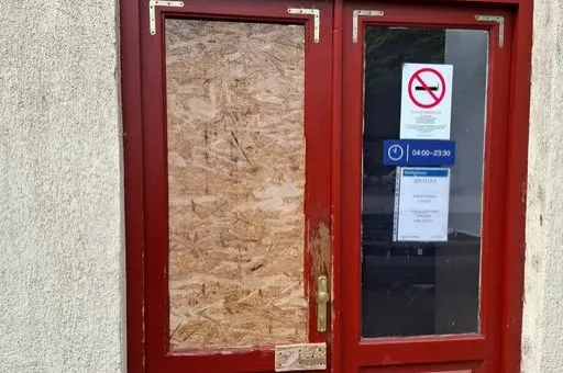 „Gerillaakciónak” nevezte a MÁV, hogy az önkormányzat helyettük cserélte ki az üveget a mosonmagyaróvári vasútállomáson