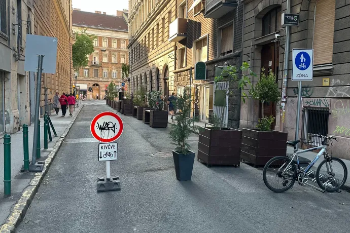 Arrébb tolták a növényládákat a Tűzoltó utcában