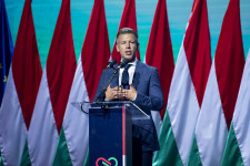Az ellenzéknek fékeznie kellene a gazdasági csodavárást