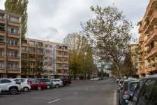 Választási ígéretként a bérlakások építése, hatalomra jutva az eladásuk jellemző idehaza