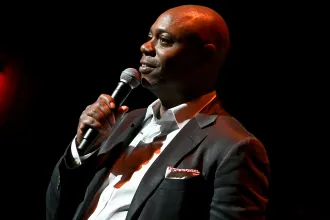 Dave Chappelle-t akkor is öröm hallgatni, ha nem mond vicceset