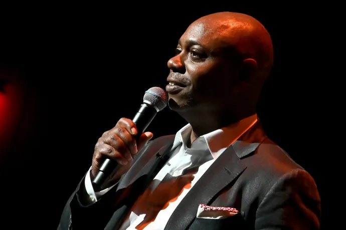 Dave Chappelle-t akkor is öröm hallgatni, ha nem mond vicceset