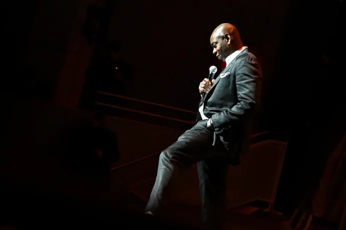 Dave Chappelle-t akkor is öröm hallgatni, ha nem mond vicceset