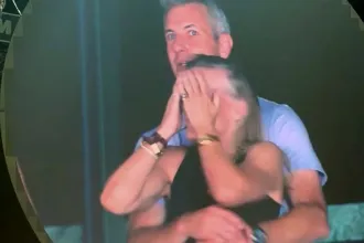 Főnök-beosztott viszonyt buktathatott le a Coldplay csókkamerája koncert közben