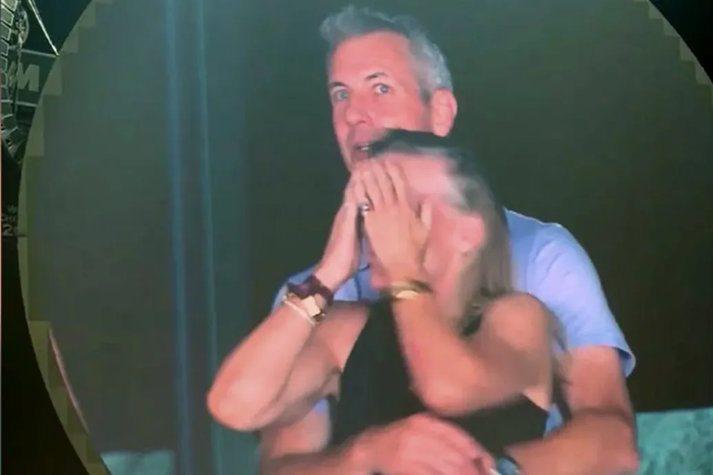 Főnök-beosztott viszonyt buktathatott le a Coldplay csókkamerája koncert közben – Forrás: Telex.hu