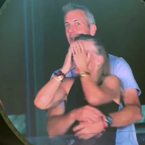 Főnök-beosztott viszonyt buktathatott le a Coldplay csókkamerája koncert közben