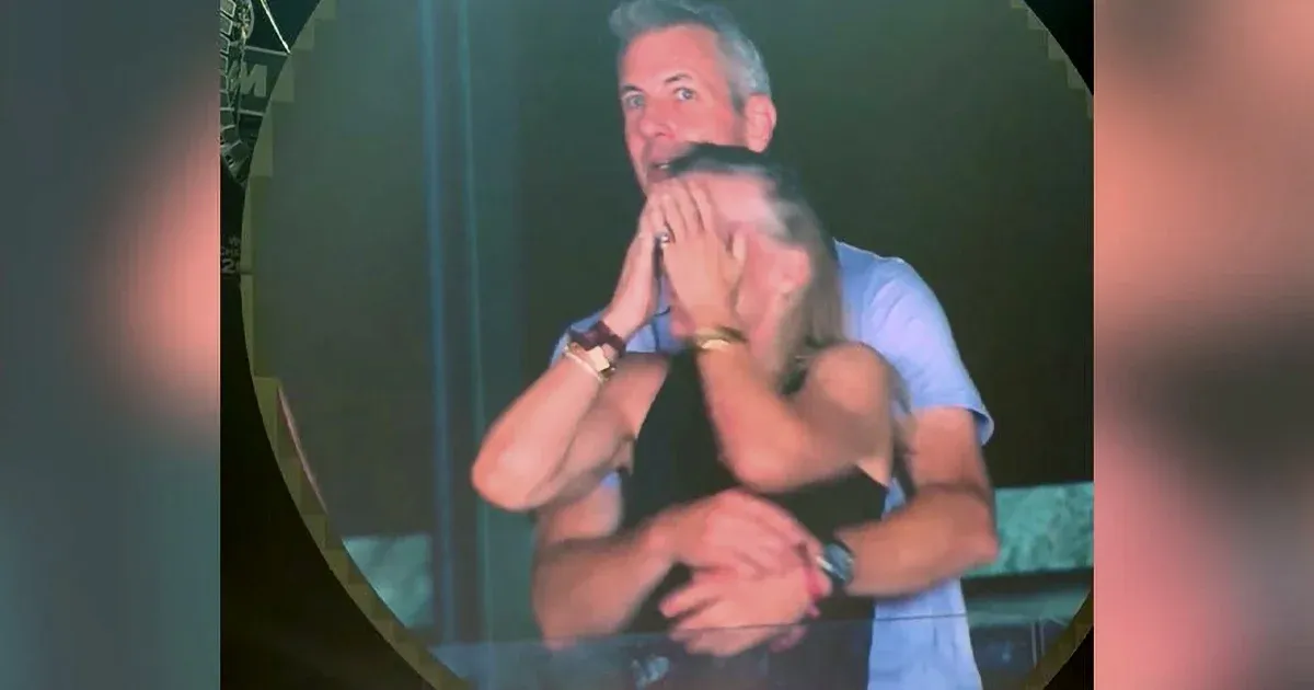Vizsgálat indul a Coldplay koncert csókkameráján lebukott főnök ellen