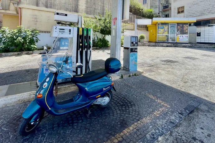 Szicíliai benzinkút: balra a kínálat, középen az automata, ahol fizethetünk, jobbra hátul a „shop” – Fotó: Bakró-Nagy Ferenc / Telex