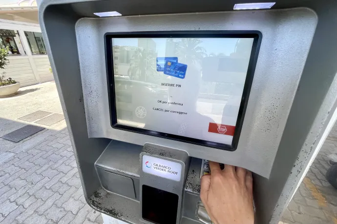 Egy automat a kúton, illetve a felirat, ami alá jobb nem beállni – Fotó: Bakró-Nagy Ferenc / Telex