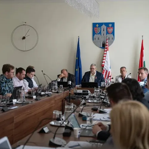 Nem látja szívesen a Szigeten fellépő Kneecapet az óbudai polgármester