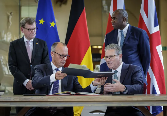 Johann Wadephul német külügyminiszter és Friedrich Merz német kancellár David Lammy brit külügyminiszterrel és Keir Starmer miniszterelnökkel együtt írja alá a Németország és az Egyesült Királyság közötti együttműködési szerződést, 2025. július 17-én – Fotó: Thomas Koehler / dpa / AFP