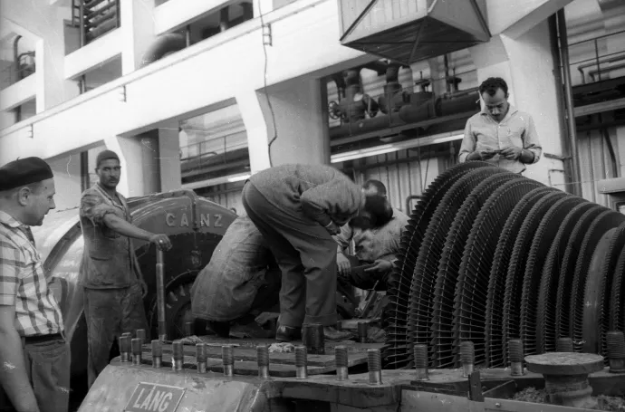 A Ganz Vagon- és Gépgyár generátorának összeszerelése és egy egyiptomi hőerőműben 1962-ben – Fotó: Inkey Tibor / Fortepan